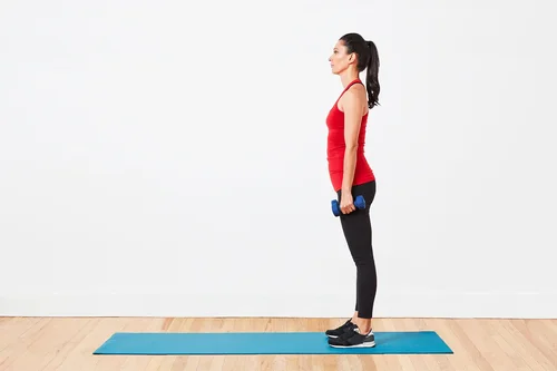 بانوی ورزشکار در حال آموزش حرکت لانگز با دمبل