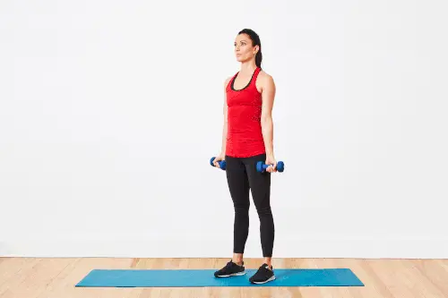 آموزش تصویری جلو بازو دمبل توسط زن ورزشکار برای بالاتنه بانوان