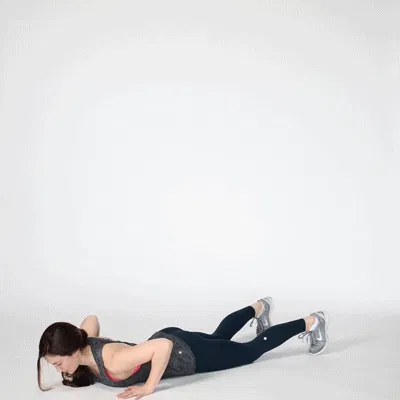 خانم ورزشکار در حال انجام حرکت انفجاری برپی برای چربیسوزی سریع و افزایش ضربان قلب