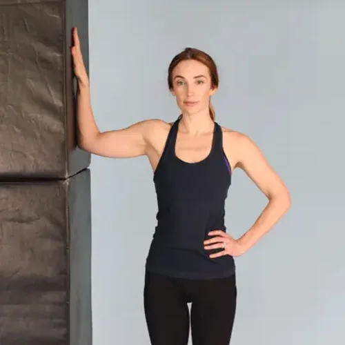 آموزش حرکت کشش سینه با دیوار