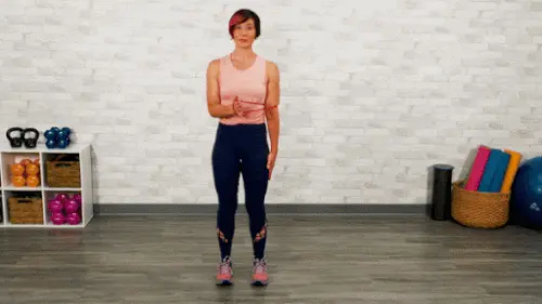 چرخش خارجی شانه توسط زن ورزشکار برای رفع افتادگی شانه و قوز کمر