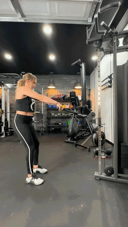 اجرای آموزشی حرکت فیس پول توسط بانوی ورزشکار