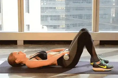 زن ورزشکار در حال آموزش دادن حرکت پل باسن برای تقویت عضلات شکم