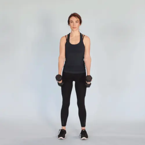 خانم جوان ورزشکار در حال آموزش تمرین دست با دمبل سبک