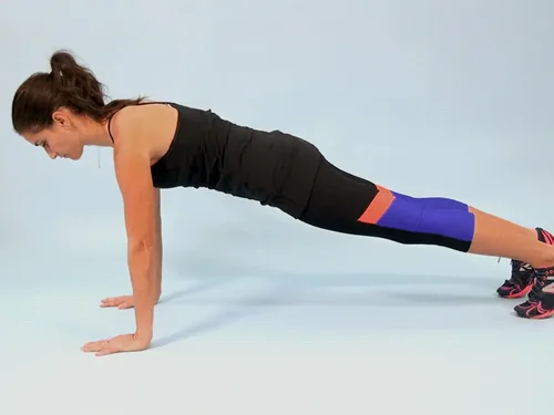 خانم فیتنسکار در حال اجرای شنا سوئدی روی زمین برای تقویت سینه و بازوها