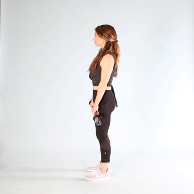 زن فیت در حال انجام ددلیفت رومانیایی با دمبل برای تقویت همسترینگ و عضلات سرینی