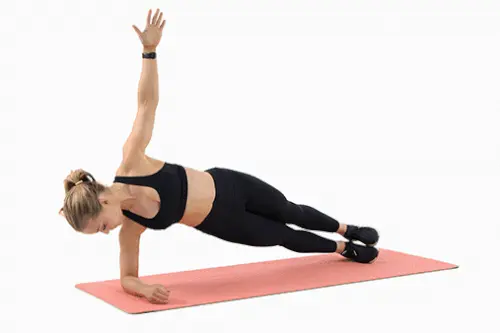 زن ورزشکار در حال انجام حرکت پلانک از پهلو