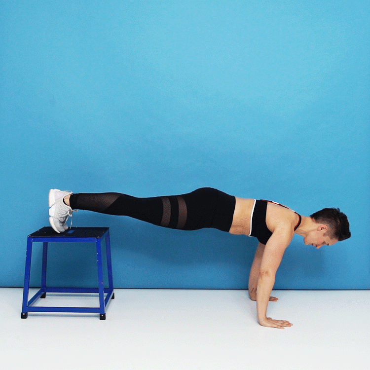 اجرای حرکت شنا شیبدار با پا روی مبل برای هدفگیری عضلات بالایی سینه و افزایش حجم سینه زنان در خانه