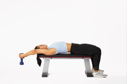 اجرای حرکت پولاور با دمبل برای تقویت عضلات سینه و پشت، مناسب برنامه بدنسازی خانگی بانوان