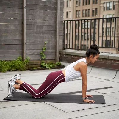 تمرین شنا با زانو روی زمین برای بانوان، مناسب تقویت عضلات سینه و شانه در تمرینات خانگی بدون دستگاه